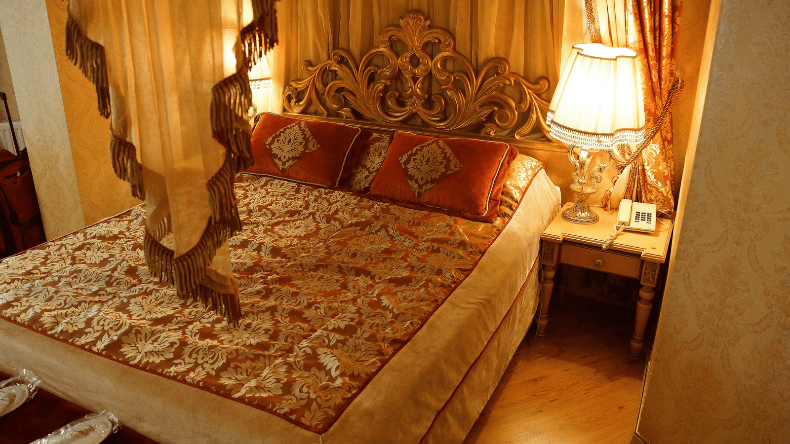 romantic canopy bed